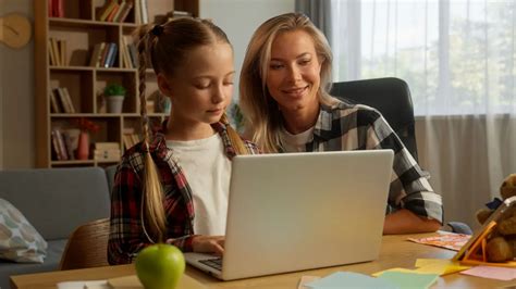 Tėvai ir vaikai kartu atlieka namų ruošos darbus