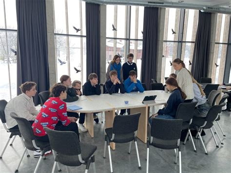 Mokinių grupė, dirbanti prie bendro projekto klasėje