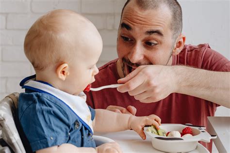 9 mėnesių kūdikis žaidžia su mama