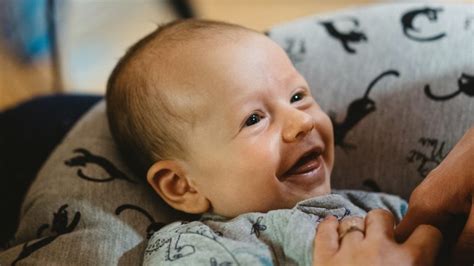 Kineziterapeutas su kūdikiu