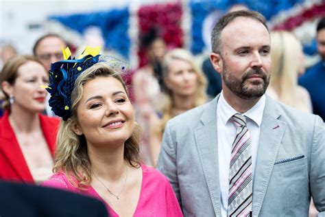 Beata Nicholson ir Tomas Nicholsonas su vaikais
