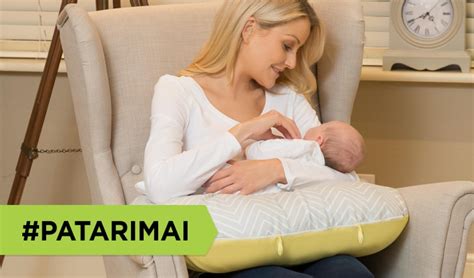 Mama su kūdikiu maitinimo pagalvės pagalba