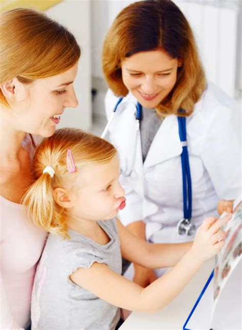 Vaikas ir gydytojas apžiūros metu