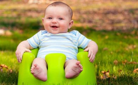 Kūdikis sėdi be atramos