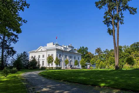 Senas dvaras gamtos apsuptyje
