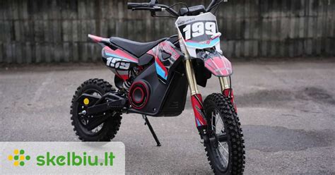 vaikiškas elektrinis krosinis motociklas lauke