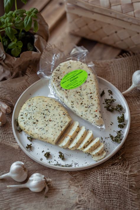 Šviežia stirniena su prieskoninėmis žolelėmis