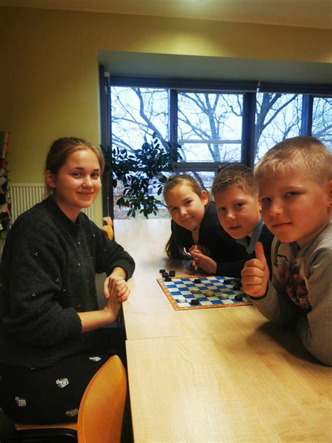 Nuotrauka su mokiniais, laimėjusiais šaškių varžybas