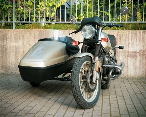 metalinio modelio motociklo su atatrankos mechanizmu iliustracija