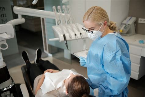 Odontologo apžiūra vaikui