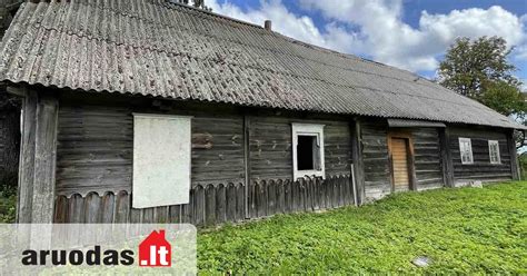 Jaukus senovinis namas lauke