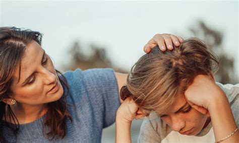 Vaikas su tėvais ir psichologu