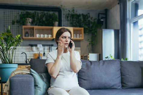 nėščioji atsipalaidavusi ramiame kambaryje