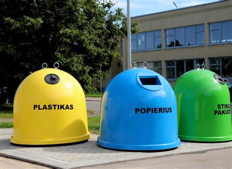 spalvoti atliekų rūšiavimo konteineriai