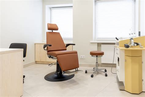 gydytojas LOR specialistas apžiūri paciento ausį