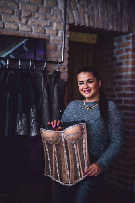 Moterys dėvi skirtingus pogimdyvinius korsetus