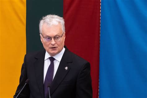 Prezidento G. Nausėdos elgesys su choristais lietuje