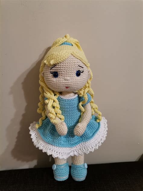 Mergaitė su rankų darbo papuošalų komplektu