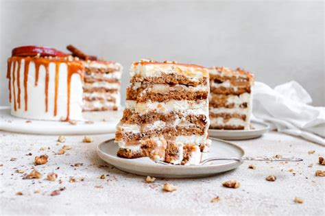pjaunamas tortas su spalvotu įdaru