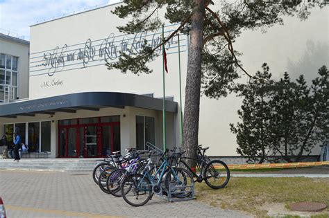 Akmenės gimnazijos pastatas ir aplinka