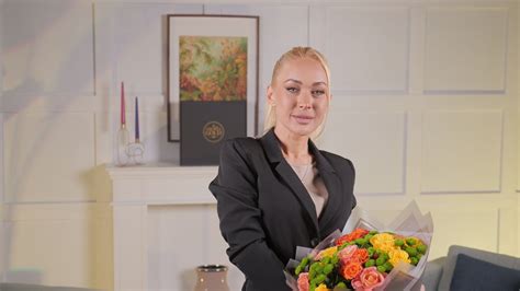 besilaukianti moteris grožio salone