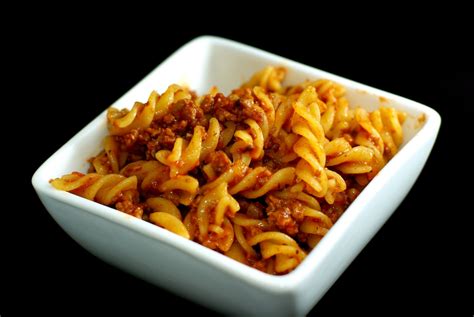 makaronai su mėsos padažu lėkštėje