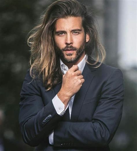Mergaitė su ilgais sluoksniuotais plaukais