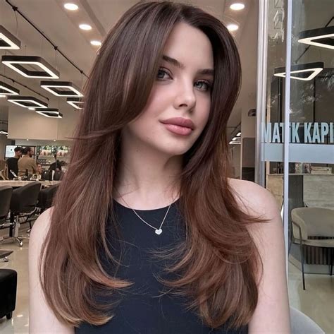 Mergaitė su „curtain bangs“ kirpčiukais