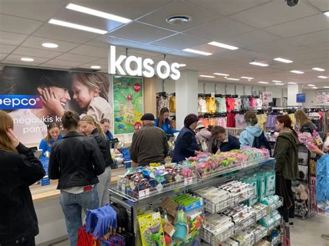 Pepco parduotuvės vitrina su vaikiškais drabužiais