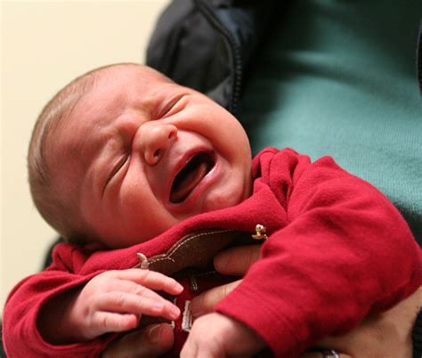 kūdikis verkia ant rankų