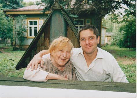 Kazimiera Kymantaitė ir Andrius Bialobžeskis Beržyno gatvėje, 1998 m.