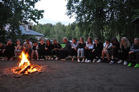 Vaikų stovyklavietė gamtoje prie laužo