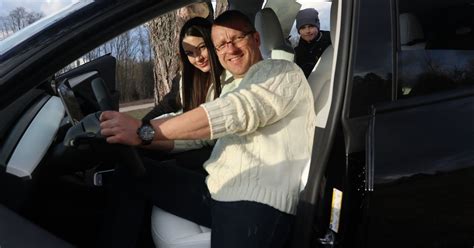 Vaikas vairuoja elektromobilį su įjungtais žibintais saulėtą dieną