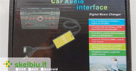 Vaikas klauso muzikos elektromobilyje per USB grotuvą