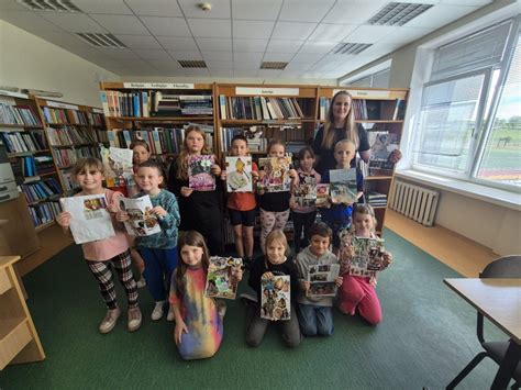 Vaikai žiūri animacinį filmą bibliotekos skaitykloje