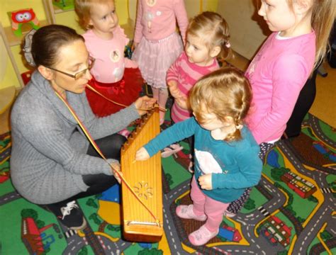 Vaikai užsiimantys muzikine veikla