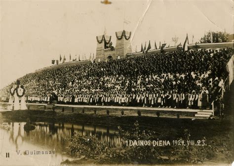 Lietuvos dainų šventės akimirka Vingio parke, 1964 m.