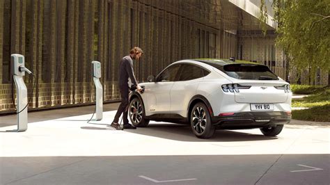 Modernus Ford elektromobilis įkrovimo stotelėje