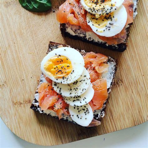 Sumuštinis su avokadu, lašiša ir keptu kiaušiniu