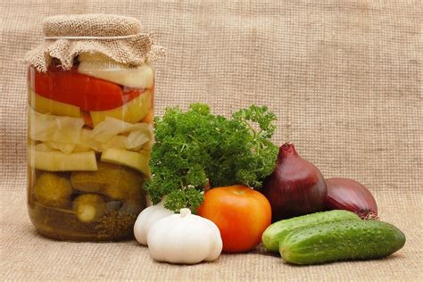 Įvairios šviežios daržovės garinimo inde