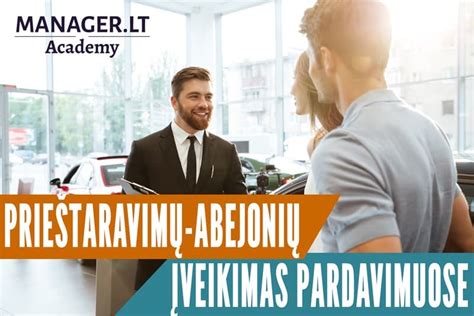 Vaikų prekių konsultantas bendrauja su klientais