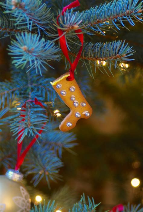 Vaikai puošia kalėdinius meduolius su Elfe