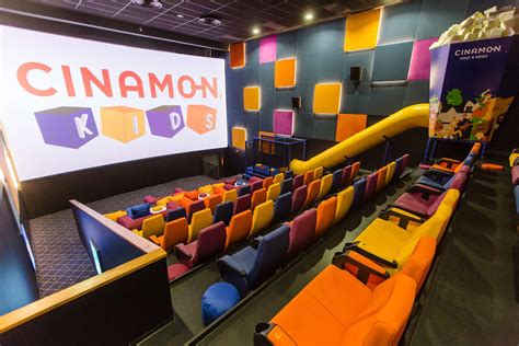 Kino salė su specialiu apšvietimu ir vieta žaidimams vaikams
