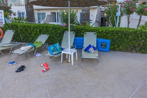 šeima atostogaujanti prie baseino viešbutyje