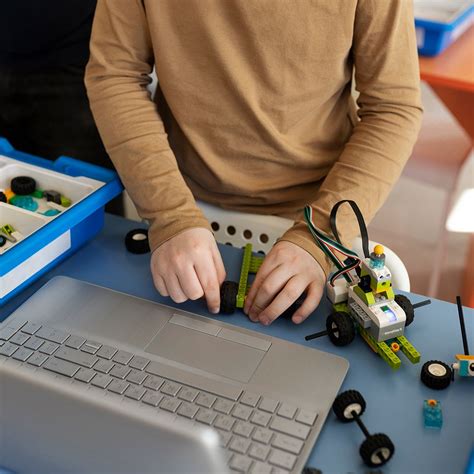 vaikai užsiimantys robotika stovykloje