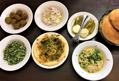 tradiciniai Jordanijos patiekalai: humusas ir falafeliai