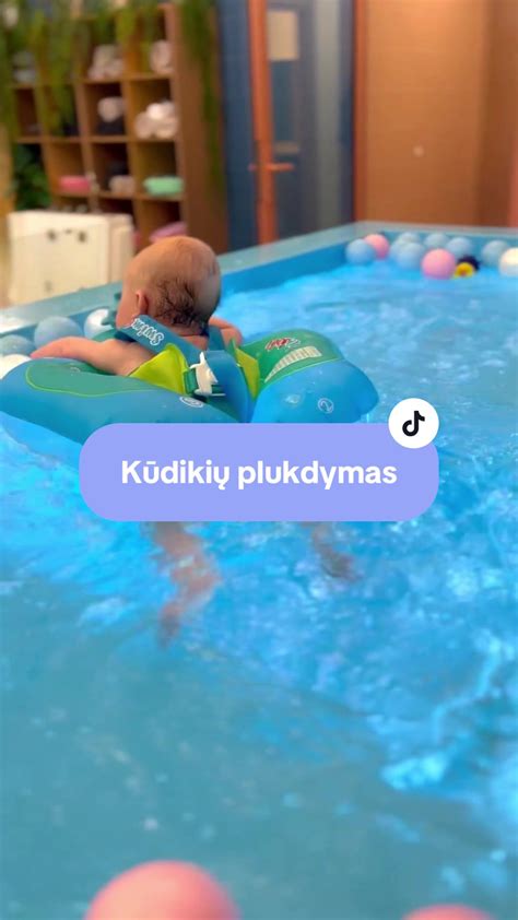 Rankos riešas tikrina vandens temperatūrą kūdikio vonelėje