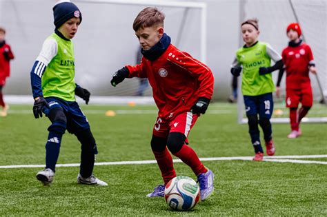Vaikų futbolo treniruotė su treneriais