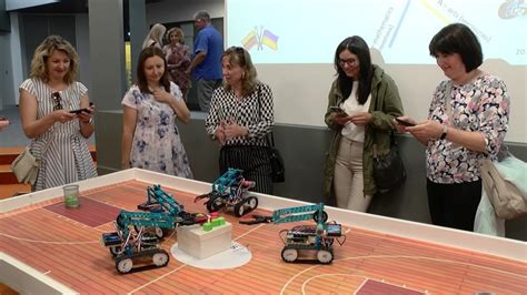 vaikai dirbantys su technologijomis ir robotais