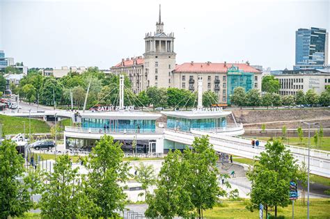 vaikai aktyviai leidžiantys laiką lauko aikštelėje prie Baltojo tilto